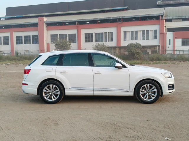 Audi Audi Q7 view 3