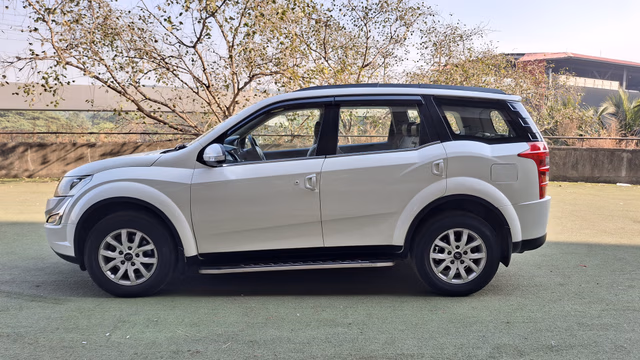 Mahindra Mahindra XUV500 view 4
