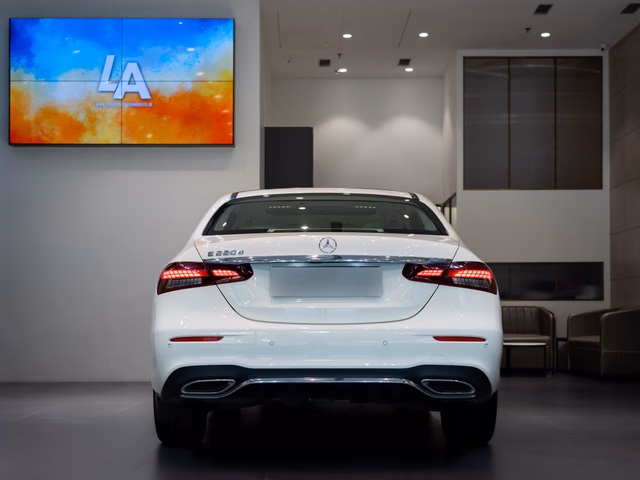 Mercedes-Benz Mercedes-Benz E-Class view 4