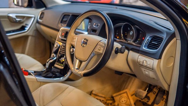 Volvo Volvo S60 Cross Country view 4