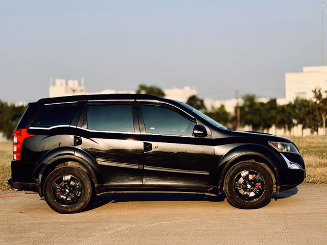 Mahindra Mahindra XUV500 view 3