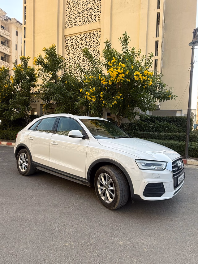 Audi Audi Q3 view 5