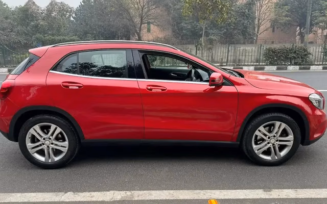 Mercedes-Benz Mercedes-Benz GLA view 3