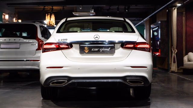 Mercedes-Benz Mercedes-Benz E-Class view 4