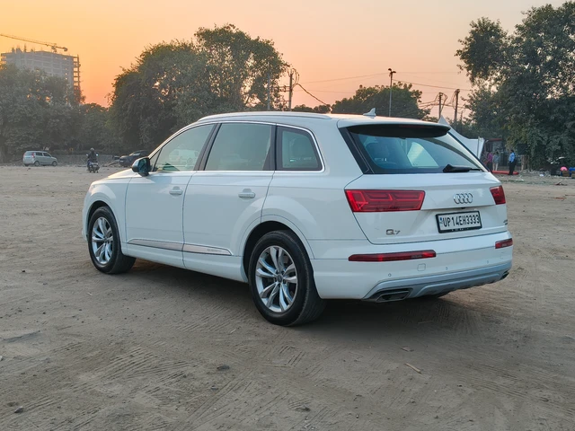 Audi Audi Q7 view 5