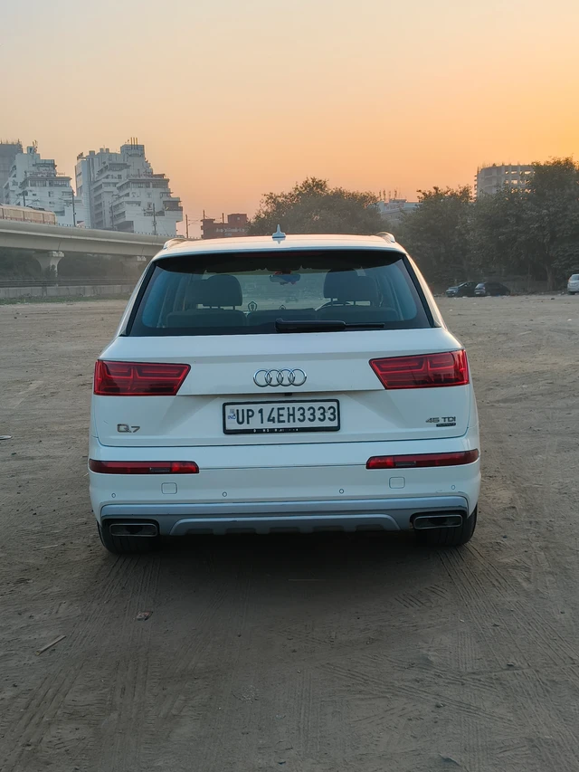 Audi Audi Q7 view 4