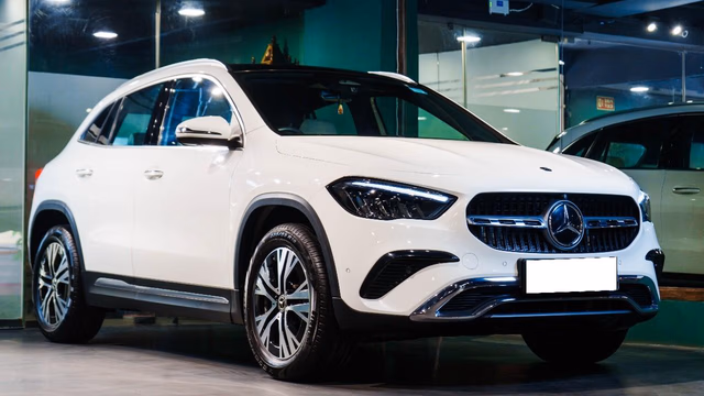 Mercedes-Benz Mercedes-Benz GLA view 3