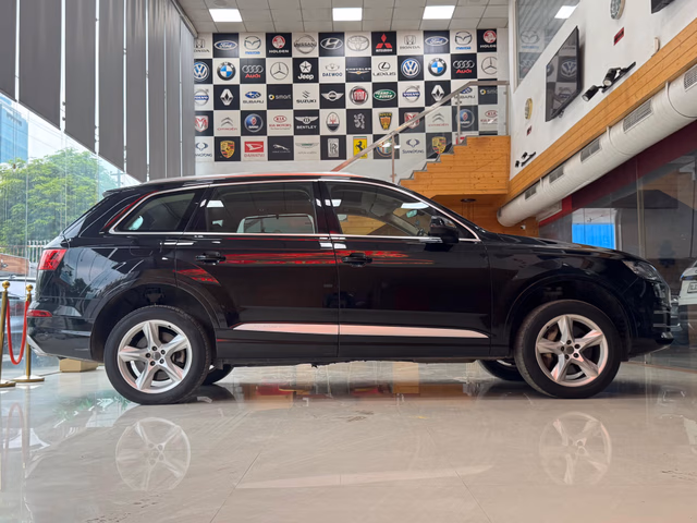 Audi Audi Q7 view 3