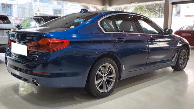 BMW BMW 5 Series view 3