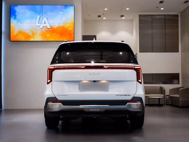 Kia Kia Carnival view 4