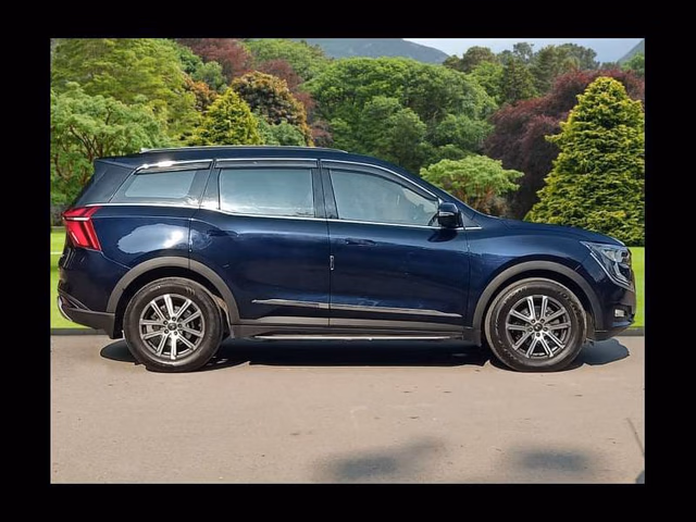 Mahindra Mahindra XUV700 view 3