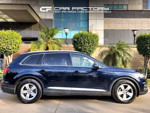 Audi Audi Q7 view 3