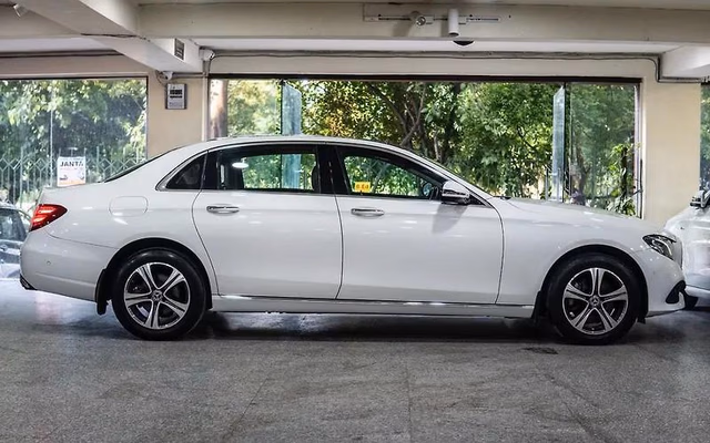 Mercedes-Benz Mercedes-Benz E-Class view 3