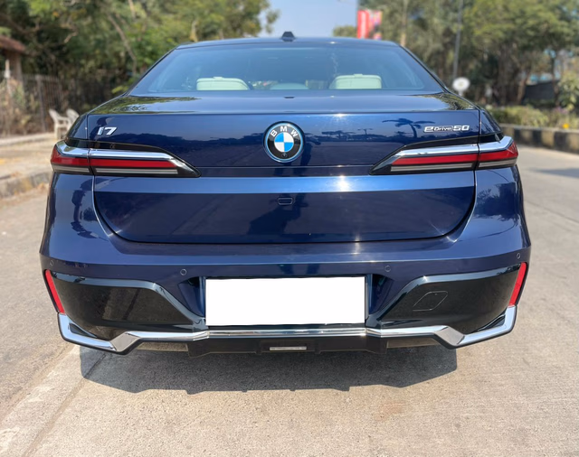 BMW BMW i7 view 4