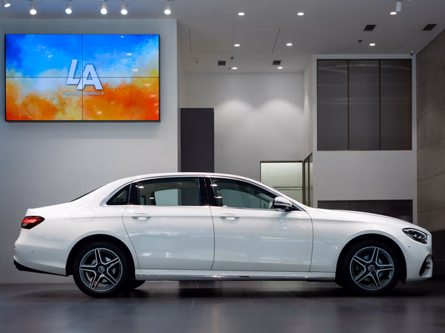Mercedes-Benz Mercedes-Benz E-Class view 3