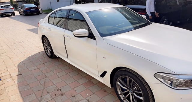 BMW BMW 5 Series view 2