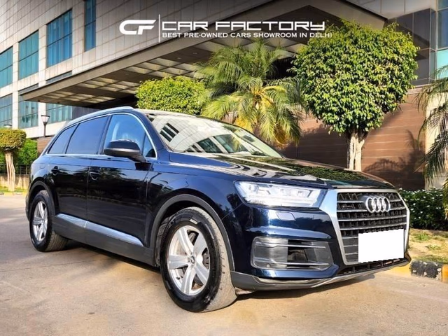 Audi Audi Q7 view 2