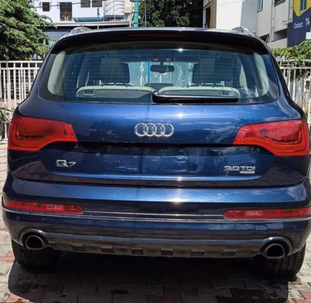 Audi Audi Q7 view 3