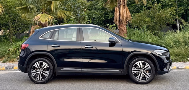 Mercedes-Benz Mercedes-Benz GLA view 3