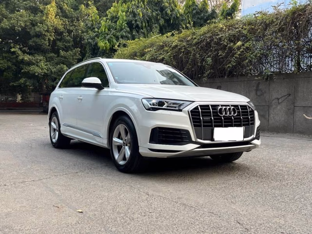 Audi Audi Q7 view 2