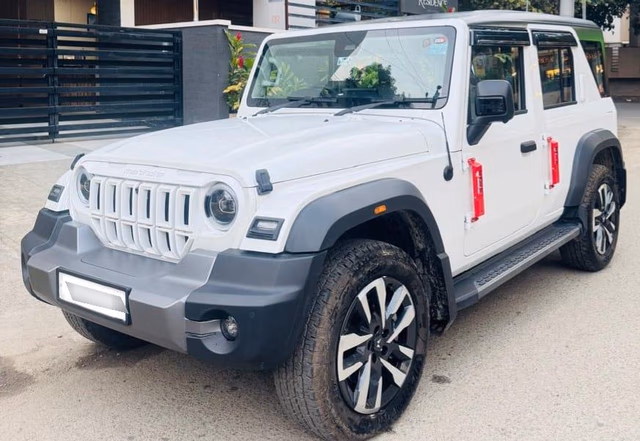 Mahindra Mahindra Thar ROXX view 3