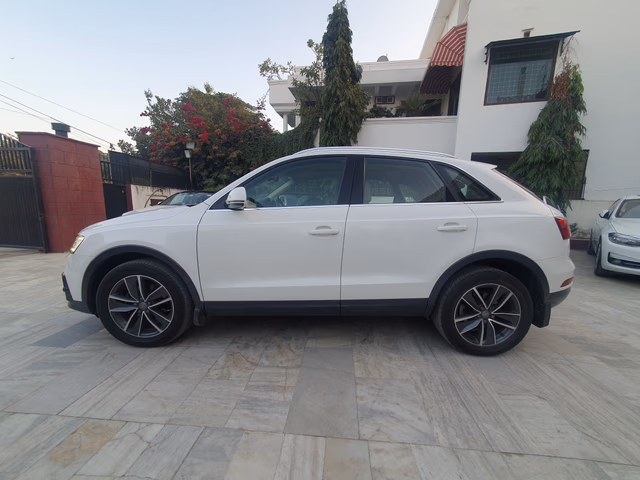 Audi Audi Q3 view 4