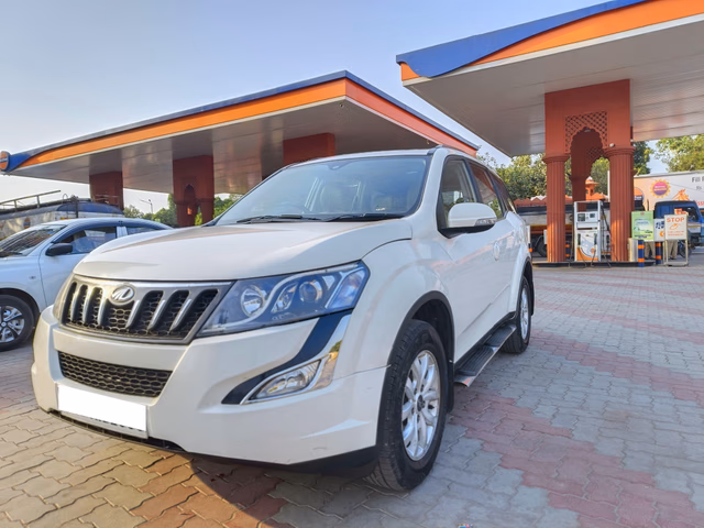Mahindra Mahindra XUV500 view 4