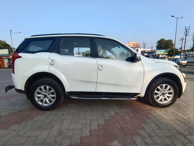 Mahindra Mahindra XUV500 view 3