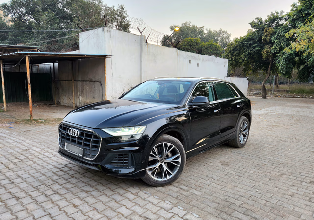 Audi Audi Q8 view 2