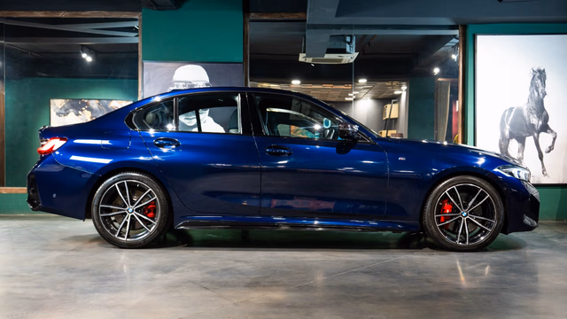 BMW BMW 3 Series view 3