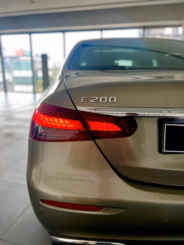 Mercedes-Benz Mercedes-Benz E-Class view 4