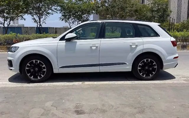 Audi Audi Q7 view 4