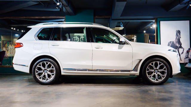 BMW BMW X7 view 3