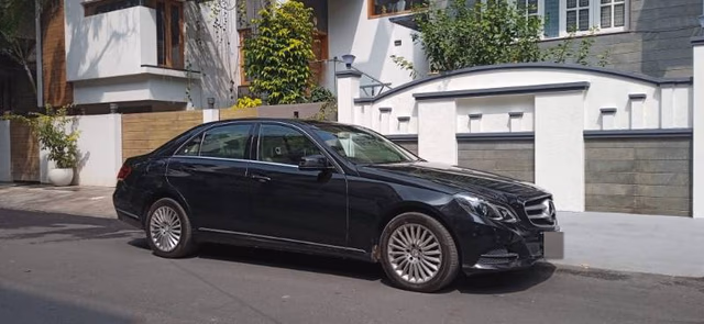 Mercedes-Benz Mercedes-Benz E-Class view 2