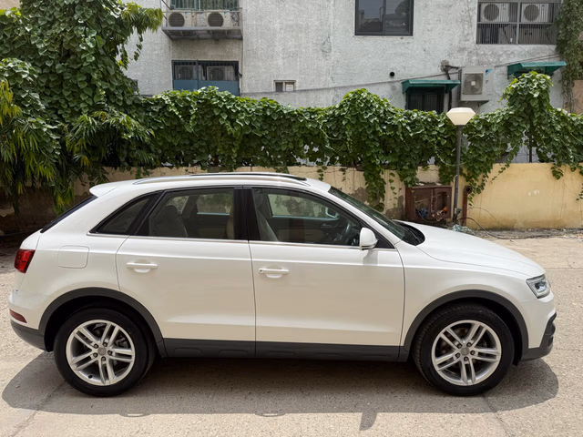 Audi Audi Q3 view 3