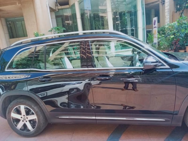 Mercedes-Benz Mercedes-Benz GLB view 4