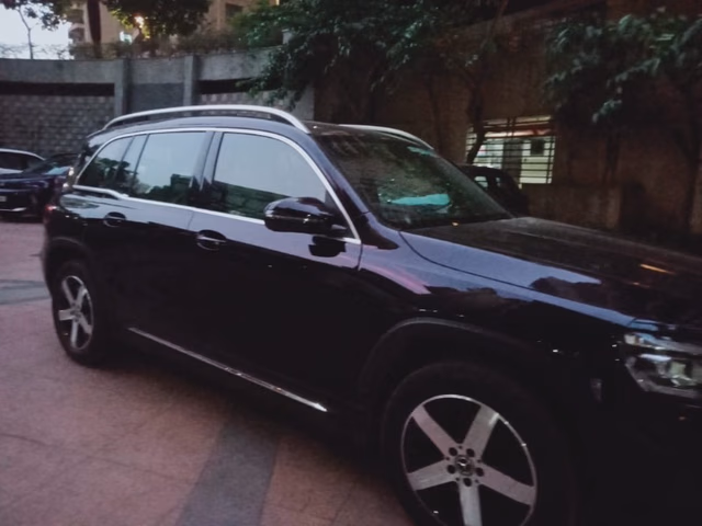 Mercedes-Benz Mercedes-Benz GLB view 5