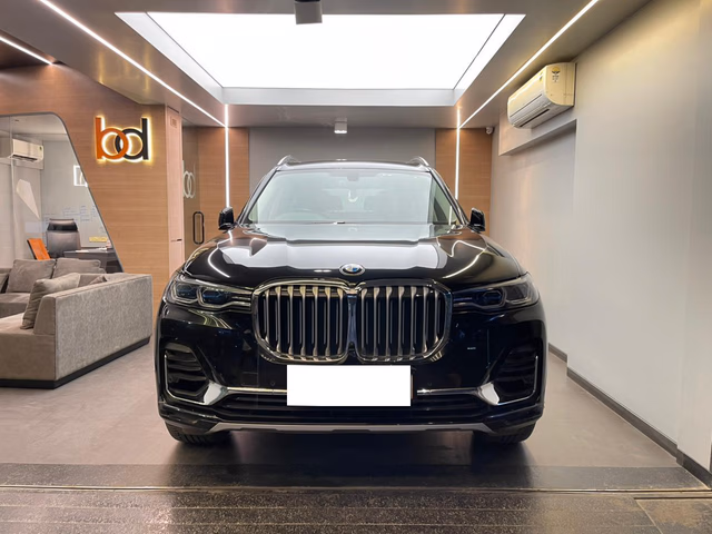 BMW BMW X7 view 2