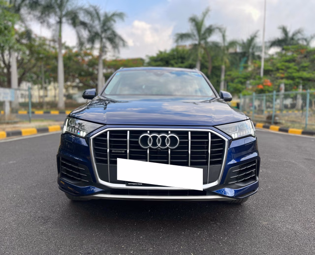 Audi Audi Q7 view 2