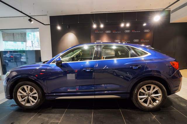 Audi Audi Q3 Sportback view 4