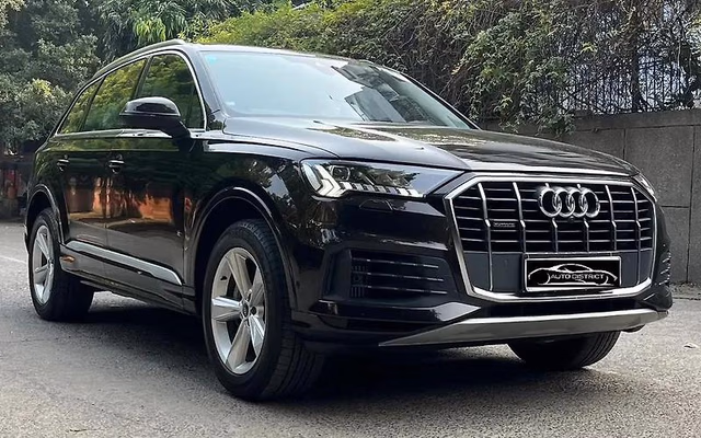 Audi Audi Q7 view 2