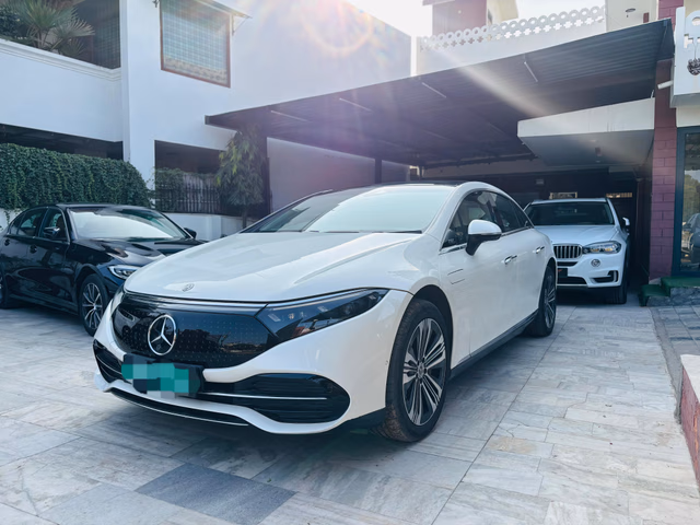 Mercedes-Benz Mercedes-Benz EQS view 4