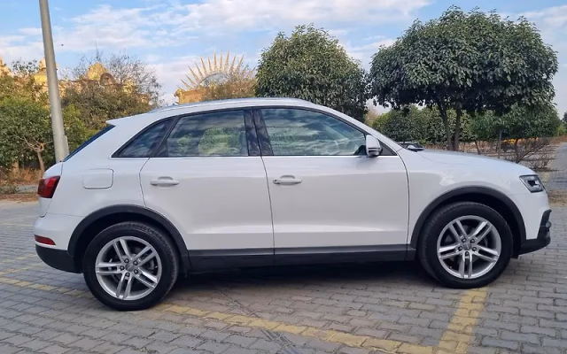 Audi Audi Q3 view 3